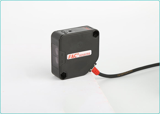 Penggunaan posisi 100cm Sensing 24VDC 4 kabel Photoelectric Sensor Switch PNP NO NC